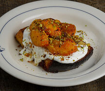 Французский тост, голубика, варенье из чёрной смородины