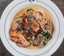 Цыплёнок на гриле, грибы, шпинат