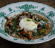 Каша из зелёной гречки с лисичками и яйцом пашот