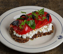 Ржаной тост с зернёным творогом и томатами 