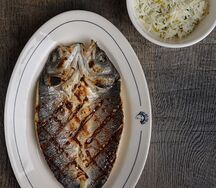 Сибас на гриле с рисом и травами 