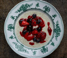 Овсяная каша, летние ягоды