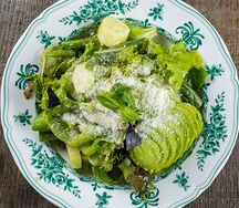 Зелёный салат с авокадо и сыром пармезан