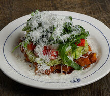 Круассан с авокадо и яйцом пашот