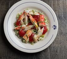 Салат с крабом, авокадо и эстрагоновым айоли