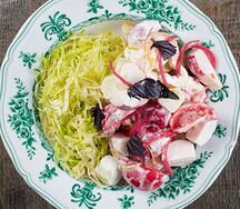 Овощной салат, сметана, молодая капуста