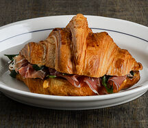 Круассан, прошутто, скрэмбл