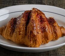 Круассан Вишня и ванильный крем