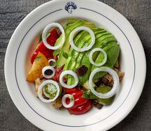 Салат из томатов, авокадо и сладкого лука