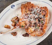 Телятина Milanese с белыми грибами и морне