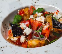 Салат с баклажанами фри, томатами и сыром