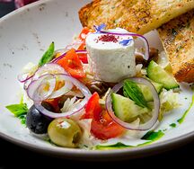 Греческий салат с козьим сыром