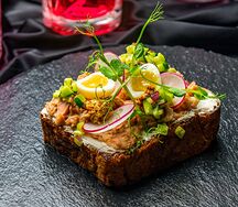 Брускетта с тунцом на льняном хлебе