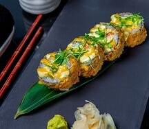 Теплый ролл с крабом и лососем