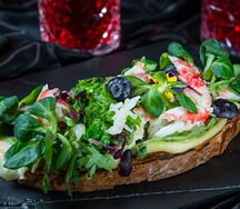 Брускетта с крабом 