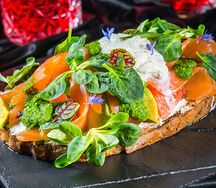 Брускетта со страчателлой и лососем