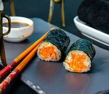 Хенд-ролл с лососем