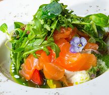 Салат с лососем и страчателлой