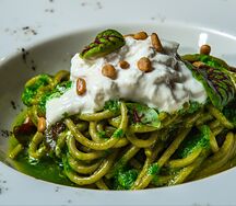 Спагетти с соусом песто и страчателлой