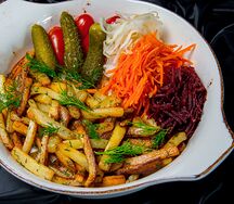 Жареный белорусский картофель с соленьями