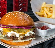 Бургер Жюльен с картофелем фри