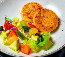 Котлеты из камчатского краба с томатами и авокадо