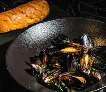 Мидии в винном соусе Мариньер