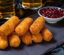 Сырные палочки с клюквенным соусом