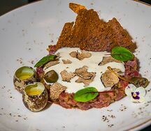 Тартар из бычка с черным трюфелем