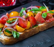 Брускетта с томатами