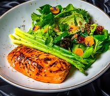 Запеченный лосось с киноа и спаржей
