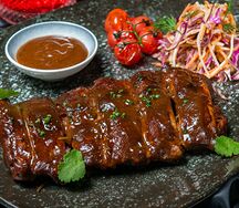 Свиные ребра BBQ с салатом Коул Слоу