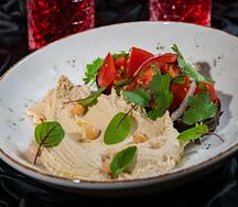 Хумус с запеченным баклажаном и томатами