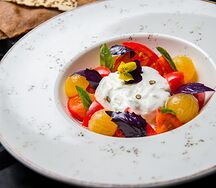 Буррата с томатами