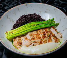 Филе индейки с диким рисом и спаржей на углях