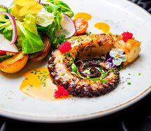 Теплый салат с осьминогом