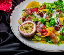 Шеф-салат с уткой и манго