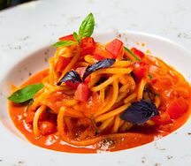 Спагетти с томатами и базиликом
