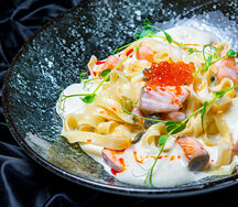 Феттуччине с лососем и красной икрой