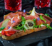 Брускетта с пармой и рукколой