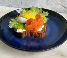 Яйцо пашот с мини-лососем