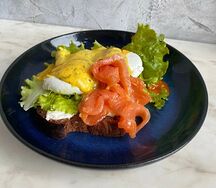 Яйцо пашот с лососем