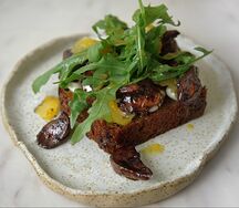 Карамелизованная печень на солодовом хлебе