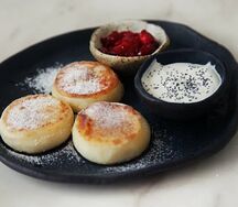 Сырники со сметаной и вишневым конфитюром