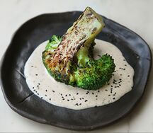 Брокколи с кунжутным соусом