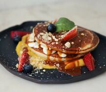 Панкейки с манговым соусом