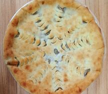 Пирог с нежной капустой, зеленью и ароматными грибами