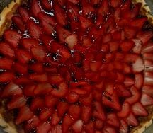 Фирменный пирог с клубникой и шоколадом