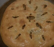 Пирог с нежной капустой и грибами