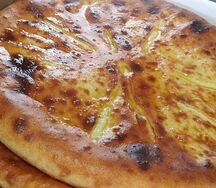 Пирог осетинский с сочным куриным филе, осетинским сыром и шампиньонами